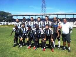 Elenco do Araxá com crianças