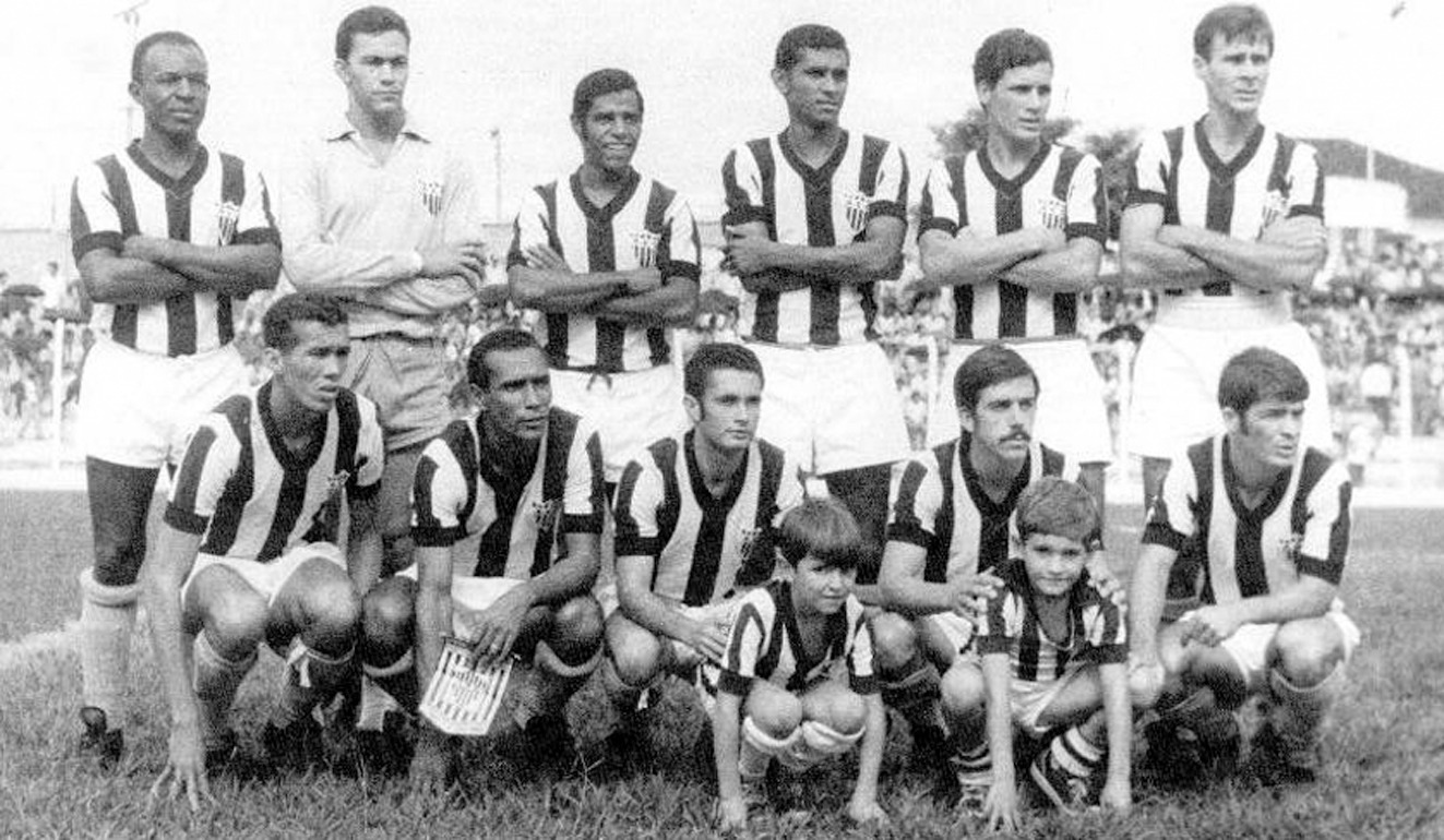 Elenco do Araxá com patrocínio SCEG no peito