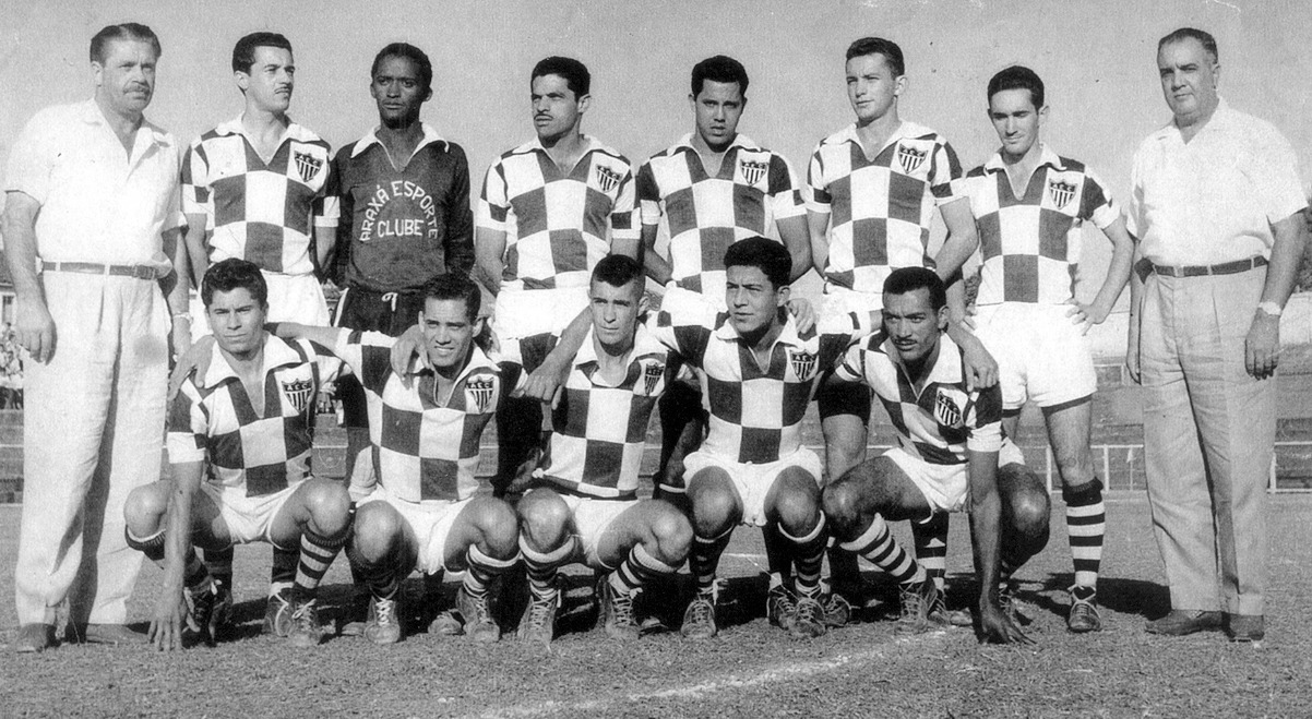 Elenco do Araxá com árbitro e criança